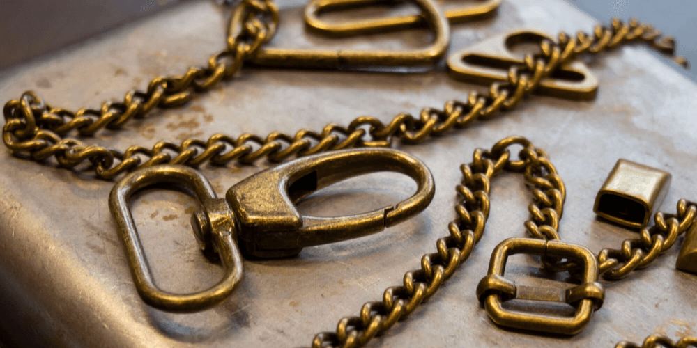 Schnallen, Karabiner, Ringe und Ketten aus Messing Antik