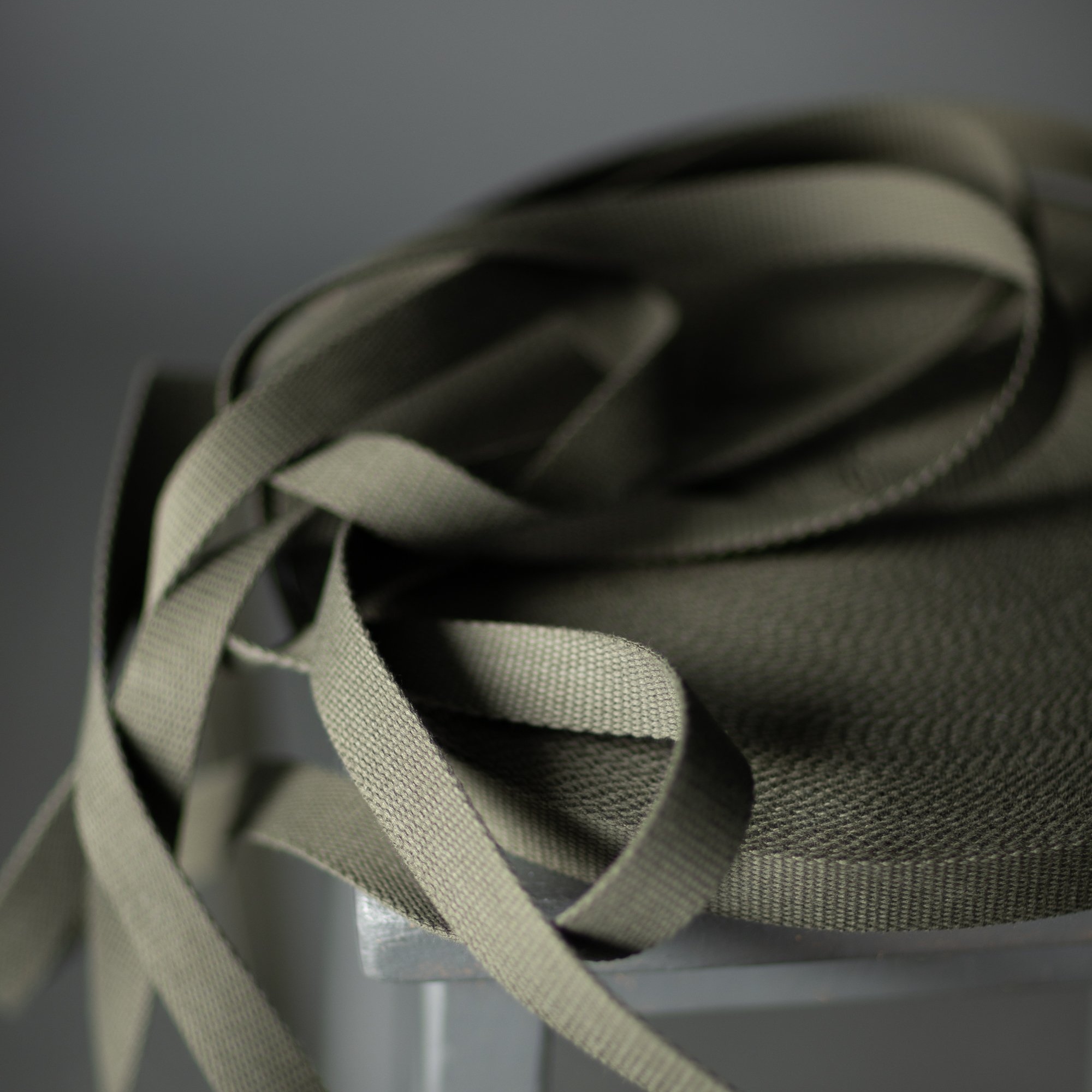 Gurtband Baumwolle Webbing-fern 25 mm (khaki) von MERCHANT & MILLS
