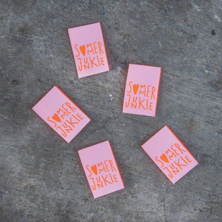 Étiquette textiles/Labels "summer junkie" - paquet à 5 pces. (rose clair-orange fluo) de KREANDO
