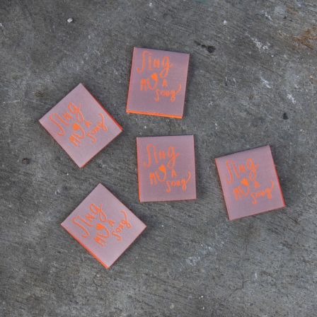 Étiquette textiles/Labels "Sing me a Song" - paquet à 5 pces (rose vieux-orange fluo) de KREANDO