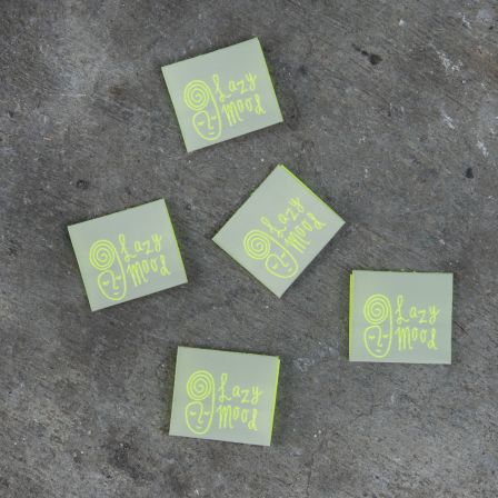 Étiquette textiles/Labels "Lazy mood" - paquet à 5 pces (kaki clair-jaune fluo) de KREANDO