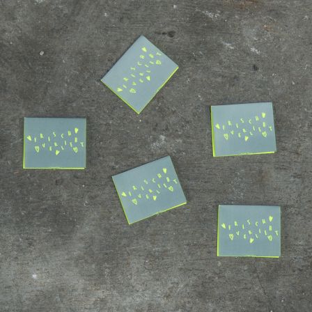 Étiquette textiles/Labels "Frisch verliebt" - paquet à 5 pces (vert de mer-jaune fluo) de KREANDO