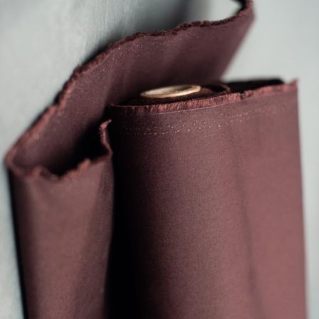 Organic Dry Oilskin coton bio "uni-oxblood" (brun rouge) de Merchant & Mills
