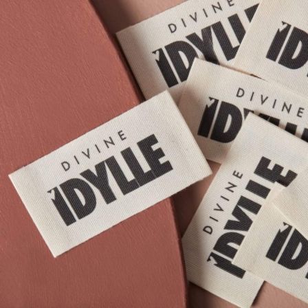 Etiquettes tissées "DIVINE IDYLLE" - lot de 5 (écru-noir) de ATELIER BRUNETTE