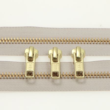 Reissverschluss Metall - mittel "gold" und 3 Zipper im Set (832 hellgrau) von YKK