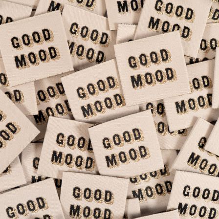 Weblabel/Stoffetiketten "Good mood" - Pack à 5 Stk. (beige-schwarz/gold) von ikatee