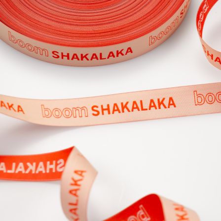 Ruban tissé "boom SHAKALAKA" (pêche-orange) de Prülla