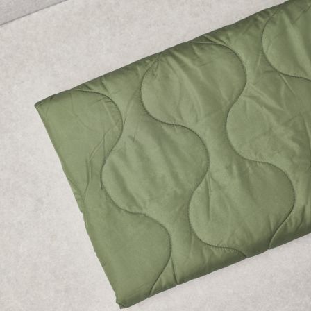 Tissu matelassé "Thelma Thermal Quilt/Wave - olive" (vert foncé) de Mind the Maker