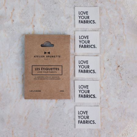 Etiquettes tissées "Love your Fabrics - lot de 5 (offwhite-noir) de ATELIER BRUNETTE