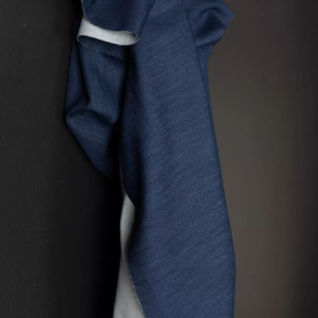 Tissu jean en coton "Indigo Trail Loopback Denim - 7 oz" (bleu indigo) de Merchant & Mills