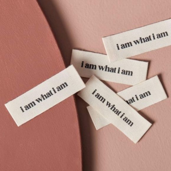 Weblabel/Stoffetiketten "i am what i am" - Pack à 5 Stk. (ecru-schwarz) von ATELIER BRUNETTE