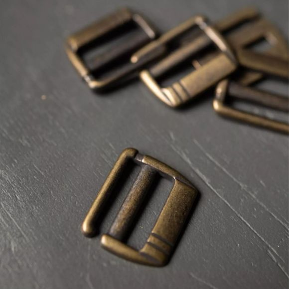 Boucle de réglage en G - en métal "G-Hook - Old Brass" - 25 mm (laiton vieilli) de Merchant & Mills