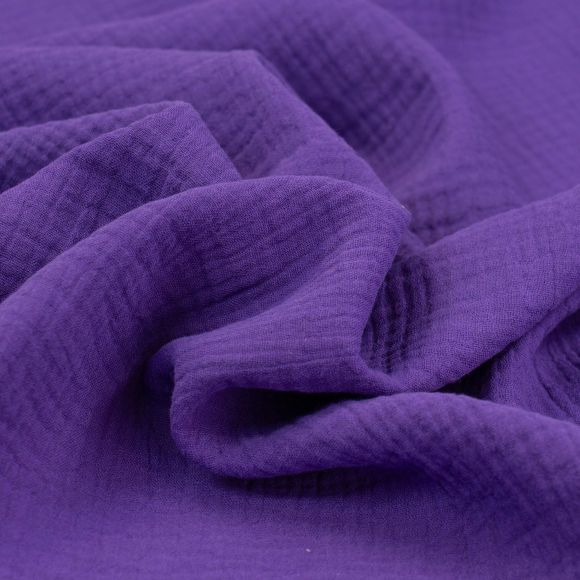 Musselinstoff in Violett mit Kreppstruktur, ausgerollt und bestellbar als Meterware