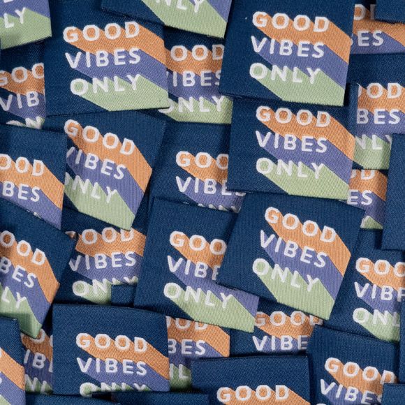 Weblabel/Stoffetiketten "Good Vibes Only" - Pack à 5 Stk. (dunkelblau-camel/pastellgrün) von ikatee