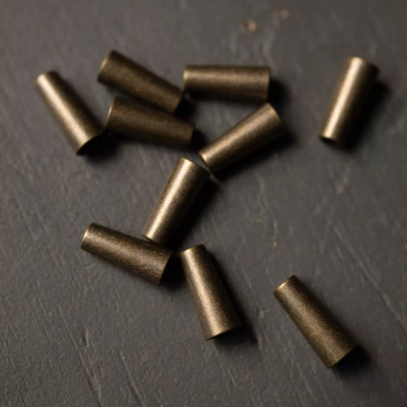 Embout en métal - mat "Cord Stop - Old Brass" - 18 mm (laiton vieilli) de MERCHANT & MILLS