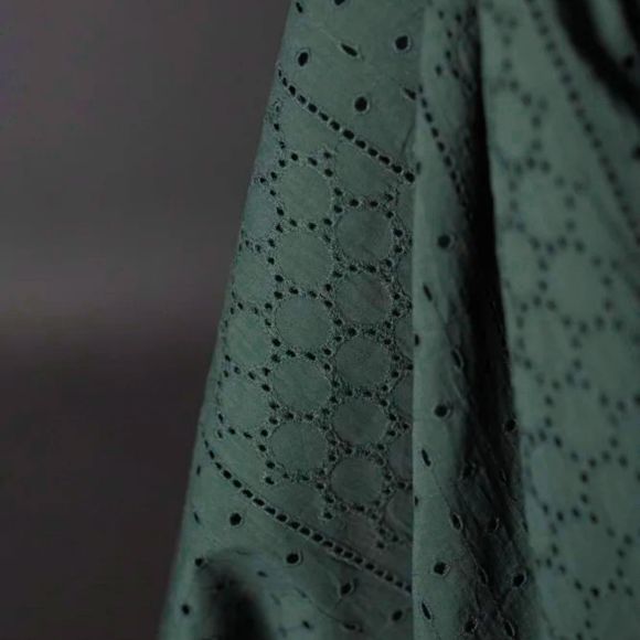 Tissu en coton - brodé "Atlas Green Eyelet - natural indian cotton" (vert foncé) de MERCHANT & MILLS