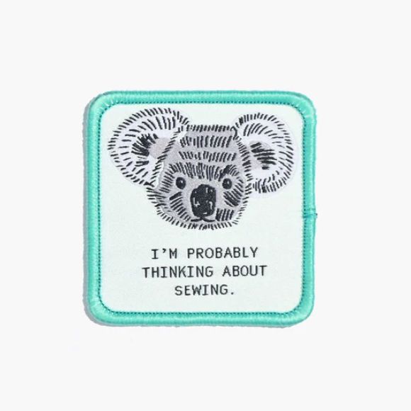 Patch à repasser "I'm Probably Thinking About Sewing/Koala" (vert-gris/noir) de KYLIE AND THE MACHINE