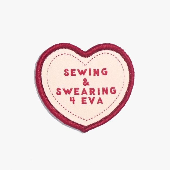 Patch/écusson thermocollant "Swearing & Sewing 4 Eva" (beige-rouge) de KYLIE AND THE MACHINE