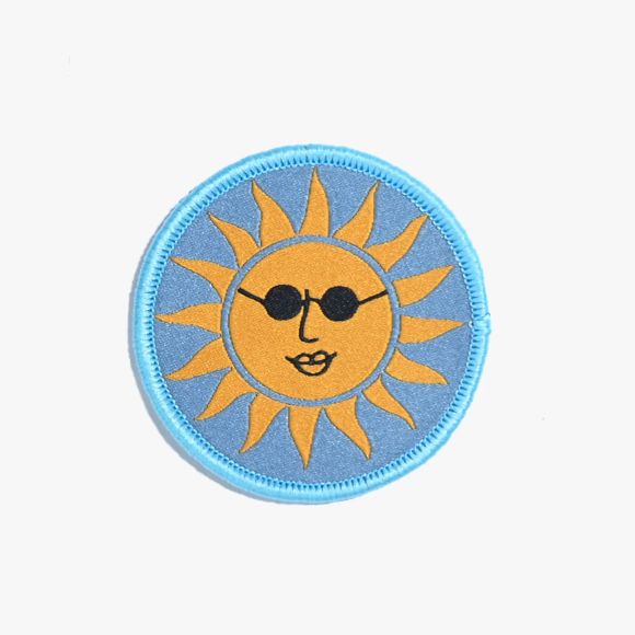 Patch/écusson thermocollant "Sunglasses Sun" (bleu clair-jaune/noir) de KYLIE AND THE MACHINE