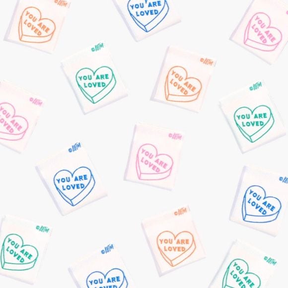 Étiquettes tissées à coudre "You Are Loved" - lot de 6 (crème-multicolore) de Kylie and the Machine