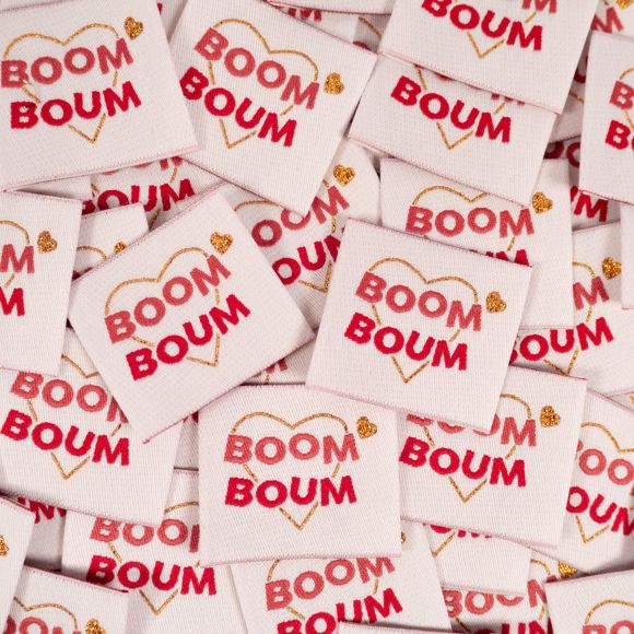 Weblabel/Stoffetiketten "Boom Boum" - Pack à 5 Stk. (ecru-gold/rot) von ikatee