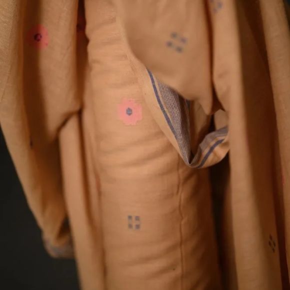 Tissu gaze en coton - brodé "Oaty Bloom Jamdani - Indian cotton" (brun clair/bleu/pink clair) de MERCHANT & MILLS