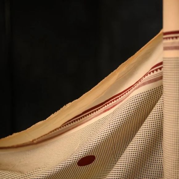 Bio-Baumwolle "Houdini Spot - Indian cotton" (hellbeige-schwarz/dunkelrot) von MERCHANT & MILLS