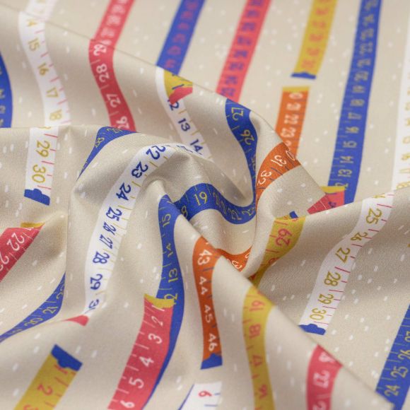 Popeline Baumwolle "Metric/Massband" (hellbeige-blau/ocker/rot) von la blu