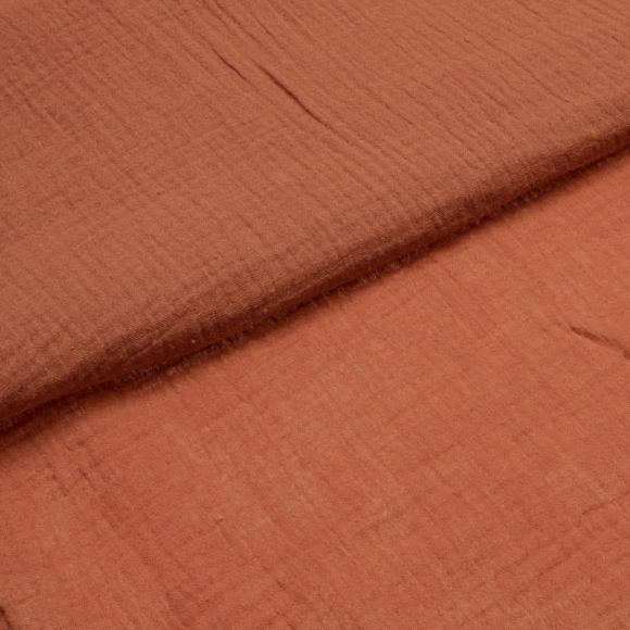 Marsala-farbener Musselin aus Baumwolle mit typischer Kreppstruktur, als Meterware ideal zum Nähen geeignet