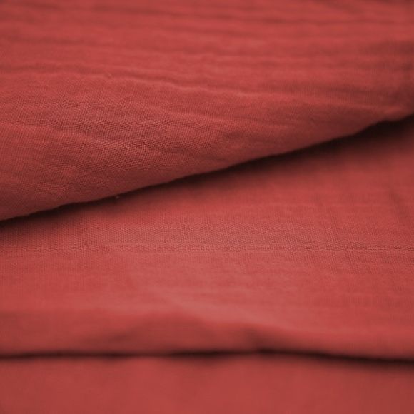 Rote Double Gauze aus Bio-Baumwolle der Marke C.PAULI, mit schöner Knitterstruktur