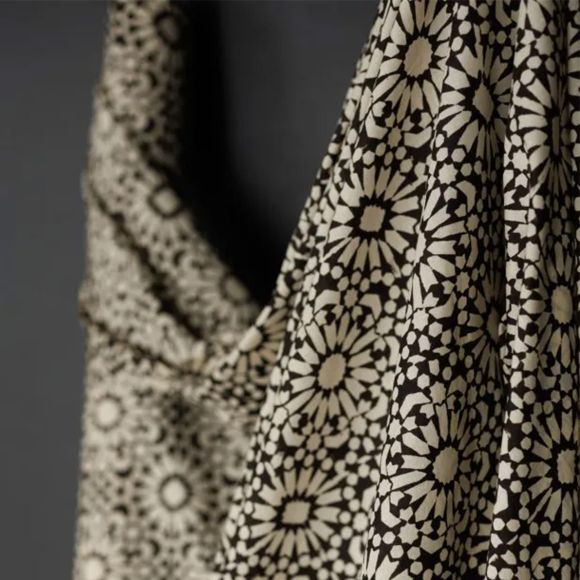 Coton "Papercut Black Indian Cotton" (noir-écru) de MERCHANT &amp; MILLS