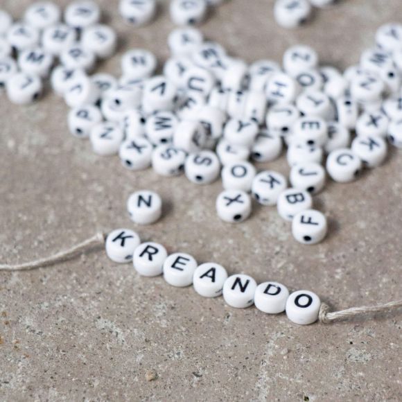 Perles en plastique - lettres/alphabet "A-Z", set à 300 pces (blanc-noir)