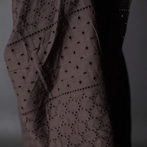 Tissu en coton - brodé "Burrow Brown Eyelet - natural indian cotton" (brun foncé) de MERCHANT & MILLS