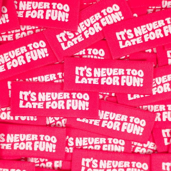 Weblabel/Stoffetiketten "It's never too late for fun!" - Pack à 5 Stk. (pink-weiss) von ikatee