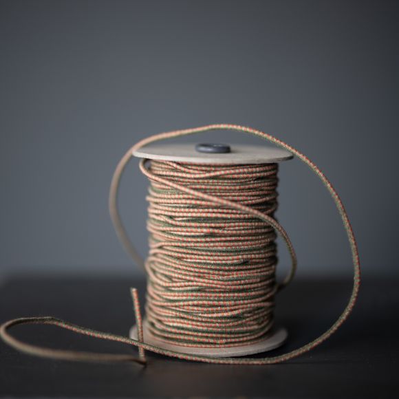 Cordon élastique "Recycled Cotton-Hiker's Stripe" - Ø 3 mm (olive/corail) de Merchant & Mills