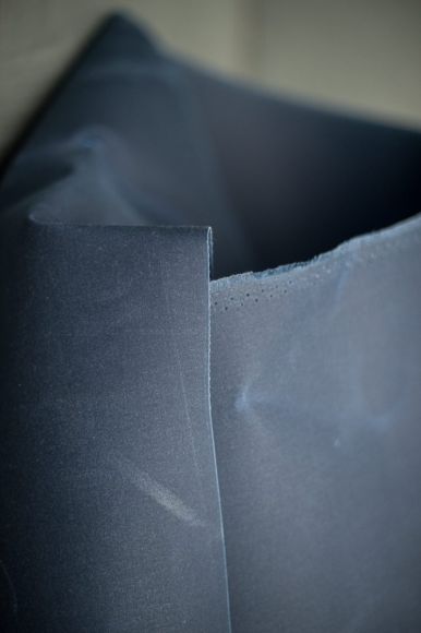 Organic Oilskin - coton bio "uni-navy" (bleu foncé) de MERCHANT & MILLS
