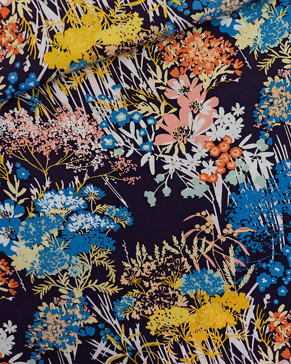 Satin de viscose Ecovero "Wild Flowers - evening blue" (bleu nuit-multicolore) de See You at Six