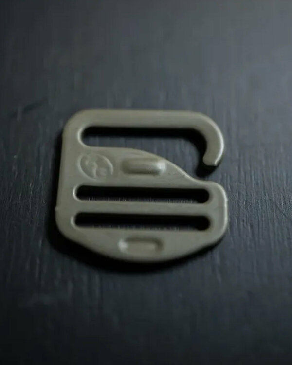 Boucle de réglage en G - en métal "Painted G-Hook - Fern" - 25 mm (kaki) de Merchant & Mills