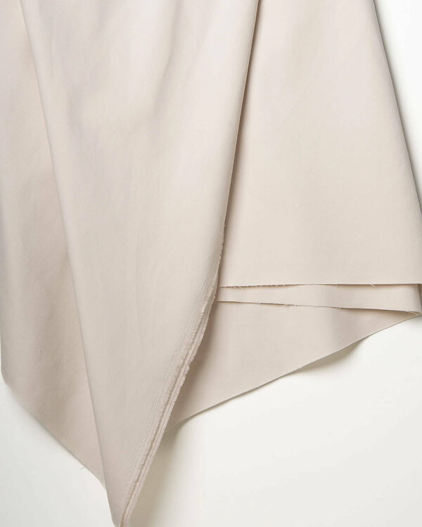 Gabardine de coton "Light - milky clay" (blanc grisé) de ATELIER BRUNETTE