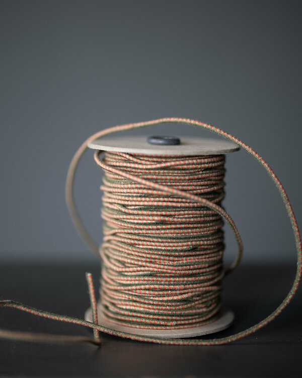 Cordon élastique "Recycled Cotton-Hiker's Stripe" - Ø 3 mm (olive/corail) de Merchant & Mills