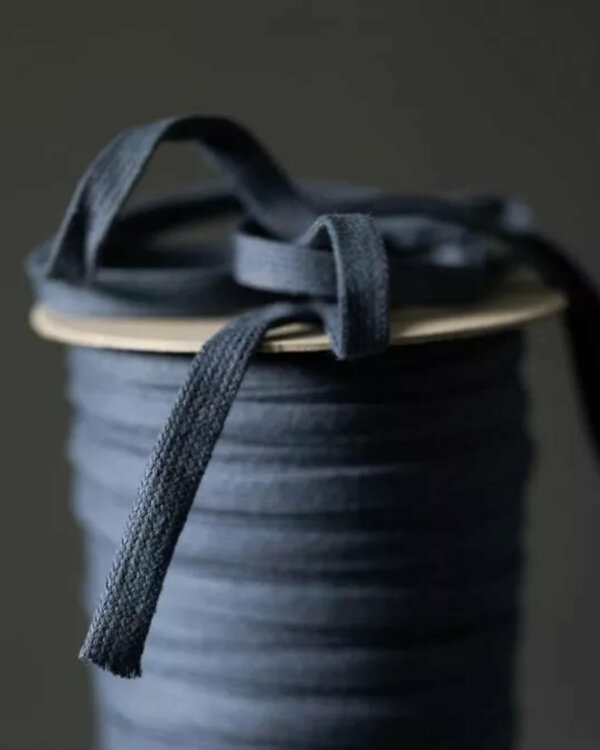 Cordon plat “Recycled Drawstring-Mid Blue” 10 mm - pièce à 1 m (bleu jeans) de MERCHANT & MILLS