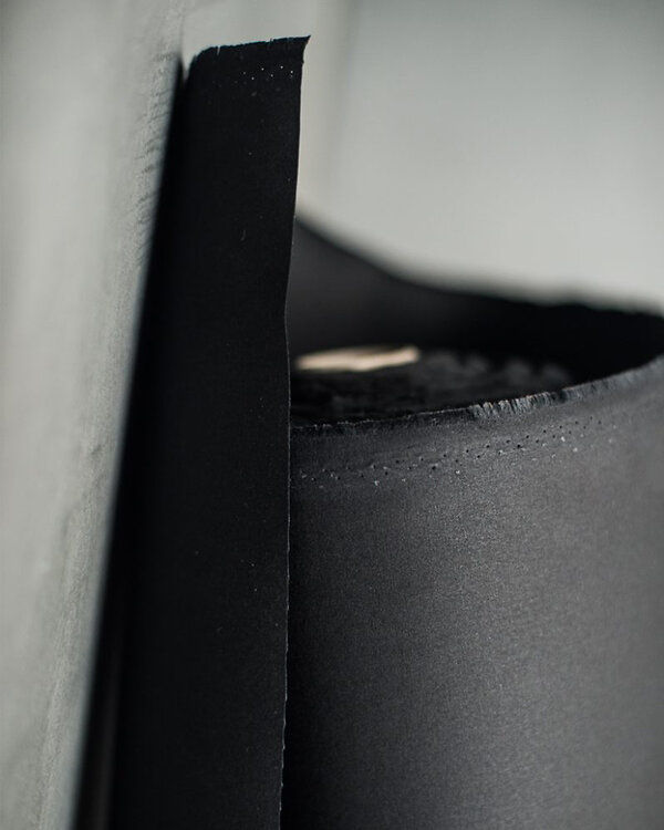 Organic Oilskin - coton bio "uni-black" (noir) de MERCHANT & MILLS