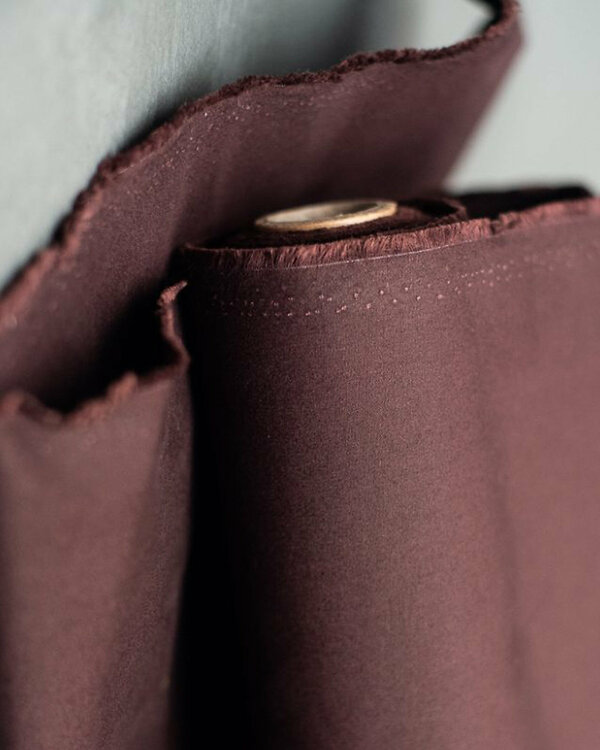 Organic Dry Oilskin coton bio "uni-oxblood" (brun rouge) de MERCHANT & MILLS