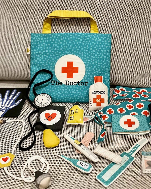 Panneau en coton "Mallette de docteur" (turquoise/rouge/blanc) de la blu