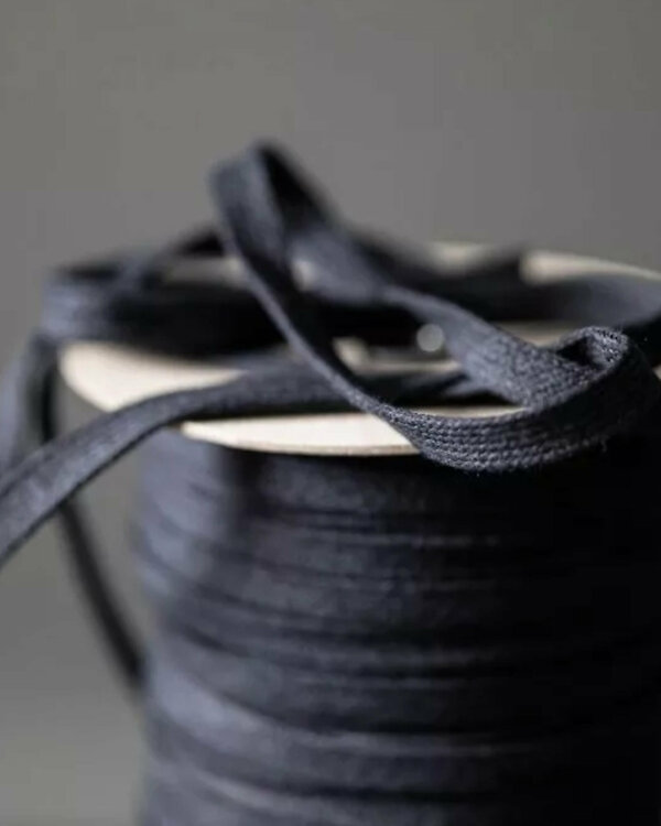 Cordon plat “Recycled Drawstring-Navy” 10 mm - pièce à 1 m (bleu foncé) de MERCHANT & MILLS
