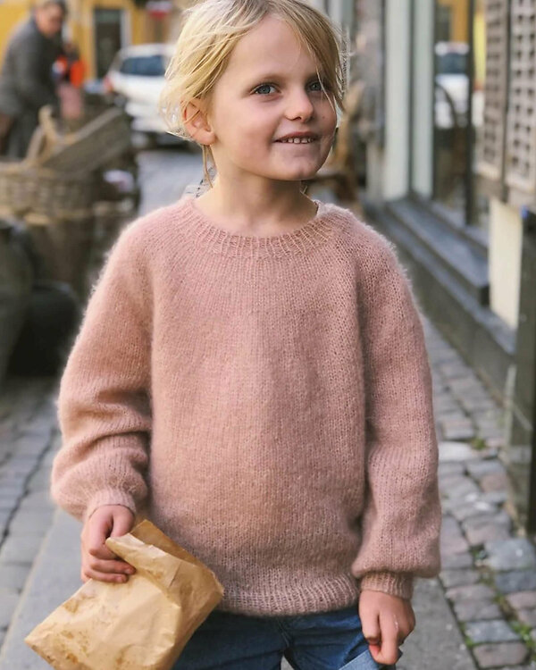 Modèle tricot pull "NOVICE SWEATER JUNIOR - MOHAIR EDITION" de PetiteKnit (français)