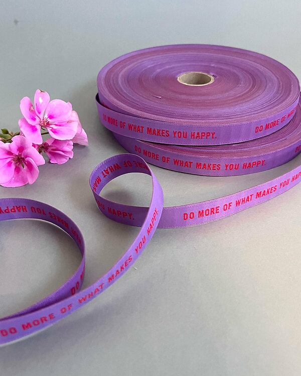 Ruban tissé/ruban satin "Happy - do more of what makes you happy" (lilas-orange) de Prülla