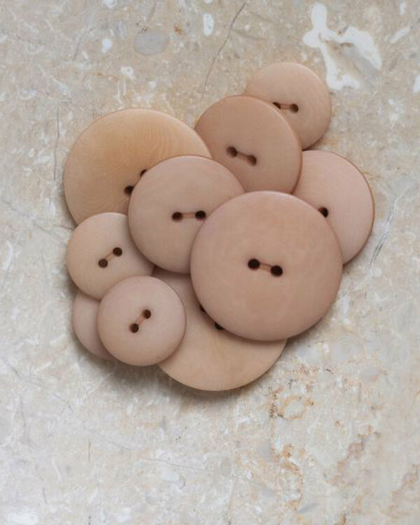 Bouton "Palm - mapel/sandy sand" rond Ø 20/25 mm (pêche/sable) de ATELIER BRUNETTE