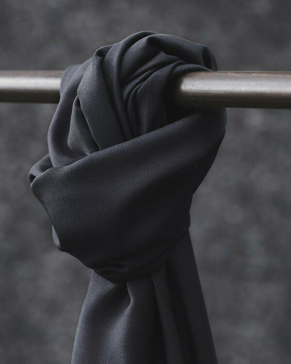 Tencel "Smooth Drape Twill - Dark Navy" (bleu noir) de meetMILK