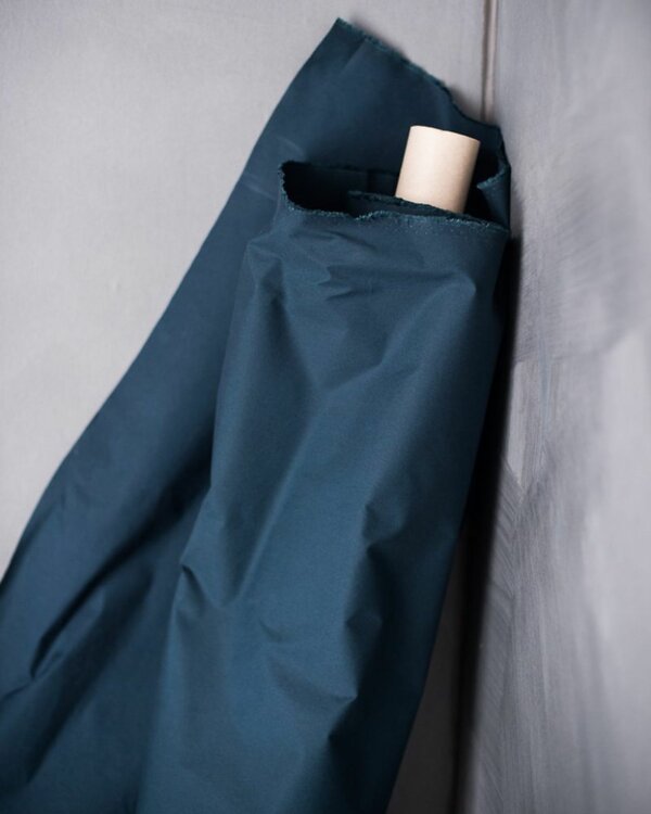 Organic Dry Oilskin coton bio "uni-midnight" (bleu nuit) de MERCHANT & MILLS